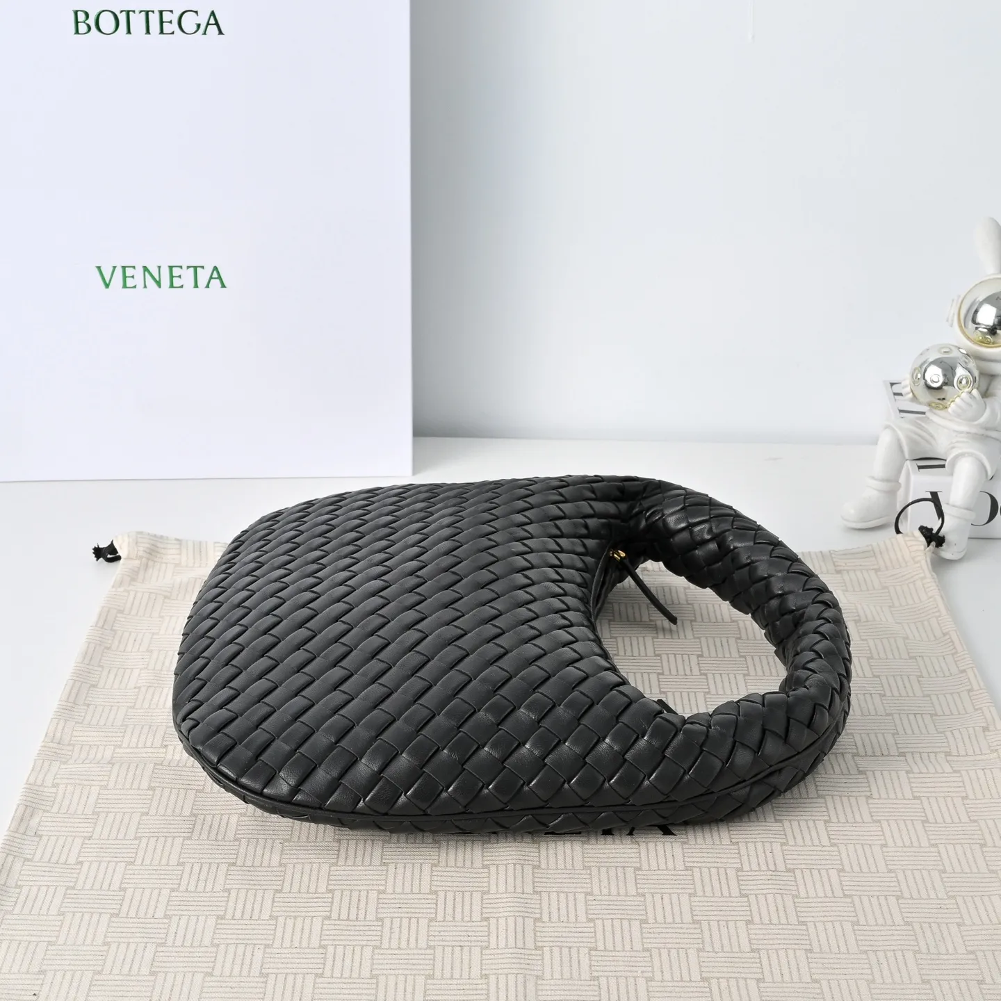 Batch 1720 #BV New Veneta handbag ✨ The "ceiling of texture" bag in the woven bag world, so high-end that you can't help but look at it more ~ 🥰 Made of Nappa lambskin lntrecciato quilted weaving process ~ The texture is particularly stunning, soft but not collapsed, tough but not hard 🌟The bag body and handle are integrated and can be carried on the shoulder or by hand. It has just the right sense of laziness and casualness 🎈The capacity meets all the needs of commuting Just pull the zipper and pack up your own little world, feeling very at ease💚Veneta is a work that speaks for itself with texture🎀 Model: 6736 Size: 35x21x5